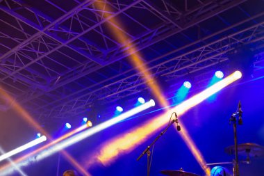 grup sahne ışığı gösterisinde 