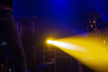 grup sahne ışığı gösterisinde 