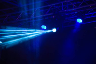 grup sahne ışığı gösterisinde 