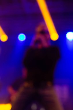 Bulanık görünümlü sahne ışığı şovunda grup