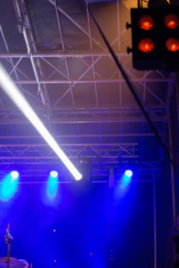 grup sahne ışığı gösterisinde 