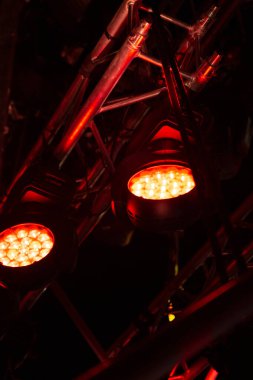 grup sahne ışığı gösterisinde 