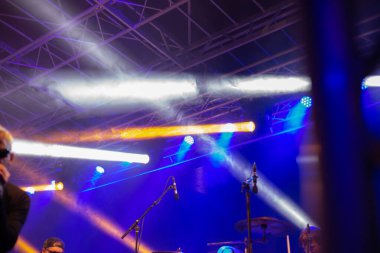 grup sahne ışığı gösterisinde 