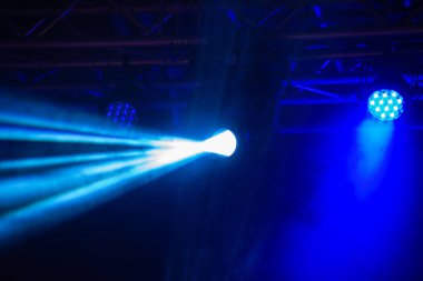 grup sahne ışığı gösterisinde 