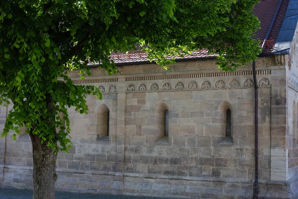 Parede da igreja em um dia de verão — Fotografia de Stock