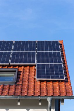 Yeni bir binanın çatısındaki güneş panelleri