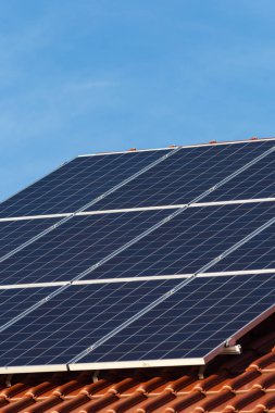 Yeni bir binanın çatısındaki güneş panelleri