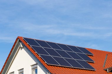 Yeni bir binanın çatısındaki güneş panelleri