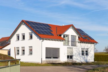 Yeni bir binanın çatısındaki güneş panelleri