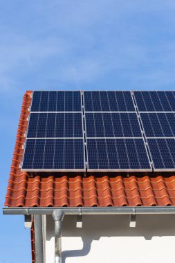 Yeni bir binanın çatısındaki güneş panelleri