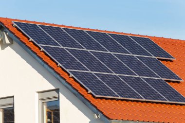 Yeni bir binanın çatısındaki güneş panelleri