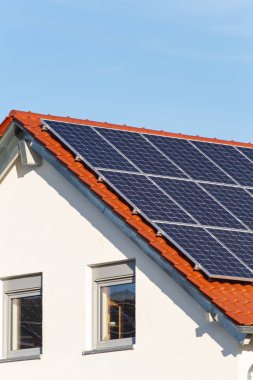 Yeni bir binanın çatısındaki güneş panelleri