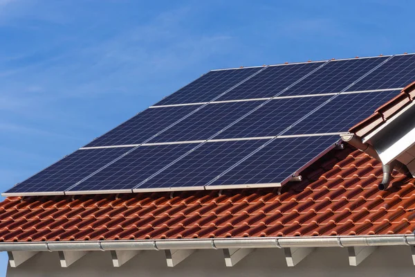 Painéis solares em um telhado de um novo edifício — Fotografia de Stock