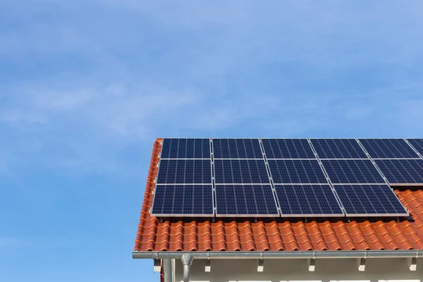 Sonnenkollektoren auf dem Dach eines Neubaus — Stockfoto