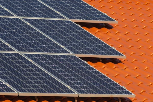 新建筑物屋顶上的太阳能电池板 — 图库照片