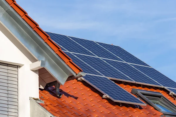 Painéis solares em um telhado de um novo edifício — Fotografia de Stock