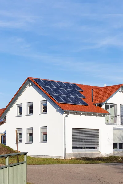 Солнечные панели на крыше нового здания — стоковое фото