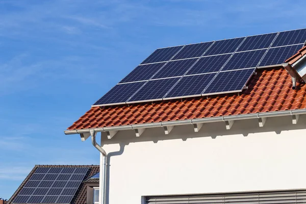 Painéis solares em um telhado de um novo edifício — Fotografia de Stock