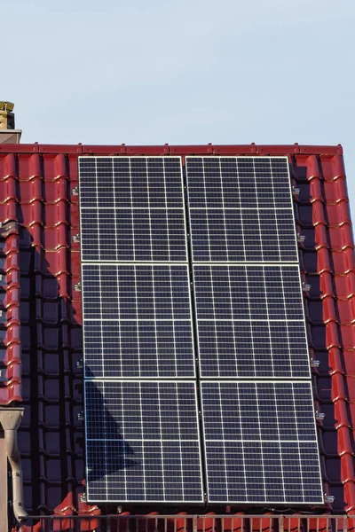 Zonnepanelen op een dak — Stockfoto