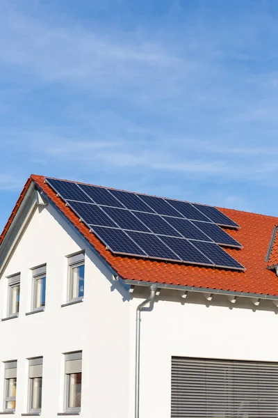 Sonnenkollektoren auf dem Dach eines Neubaus — Stockfoto