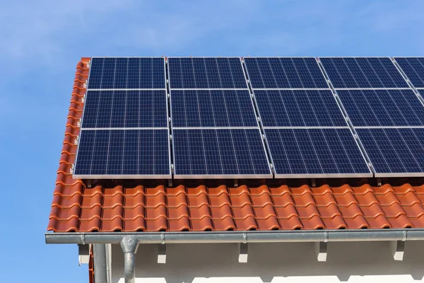 Yeni bir binanın çatısındaki güneş panelleri — Stok fotoğraf