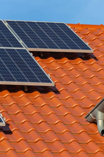 Paneles solares en una azotea de un nuevo edificio —  Fotos de Stock