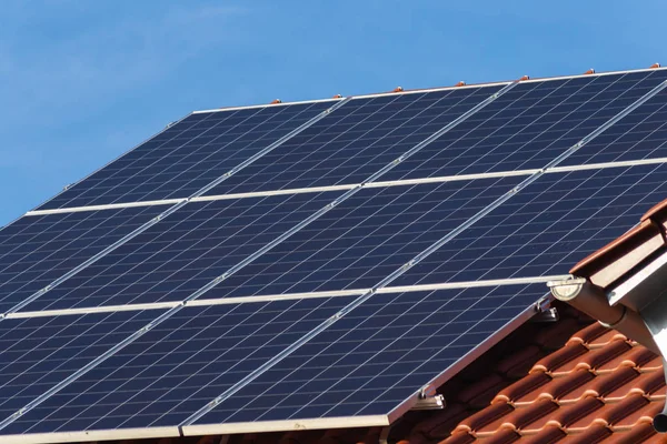 Painéis solares em um telhado de um novo edifício — Fotografia de Stock