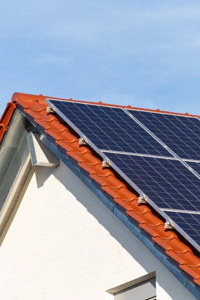 Painéis solares em um telhado de um novo edifício — Fotografia de Stock