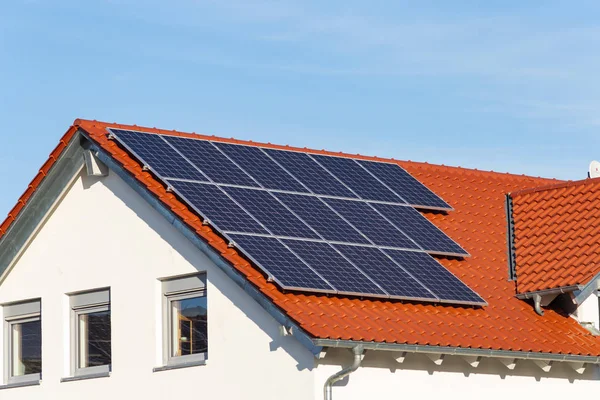 Painéis solares em um telhado de um novo edifício — Fotografia de Stock