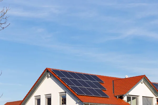 Painéis solares em um telhado de um novo edifício — Fotografia de Stock