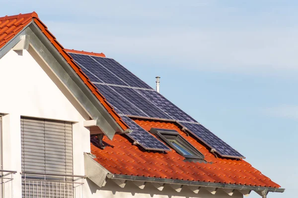 Solární panely na střeše nové budovy — Stock fotografie