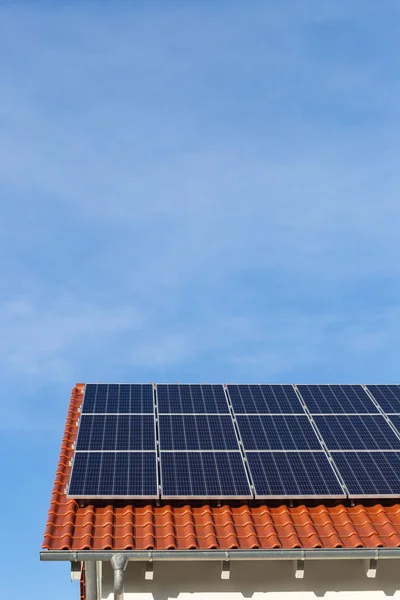 Painéis solares em um telhado de um novo edifício — Fotografia de Stock