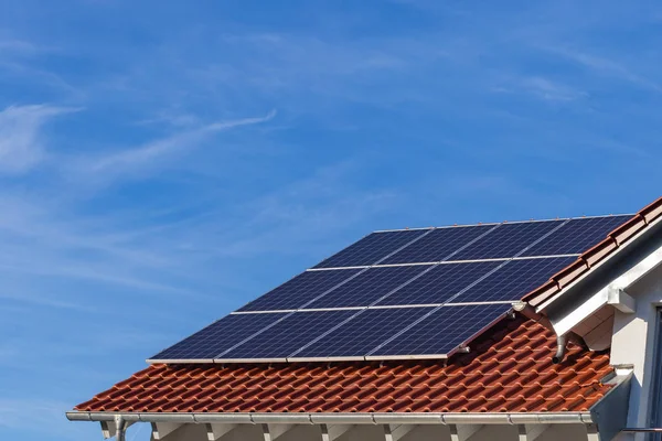 Painéis solares em um telhado de um novo edifício — Fotografia de Stock