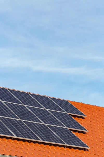 新建筑物屋顶上的太阳能电池板 — 图库照片