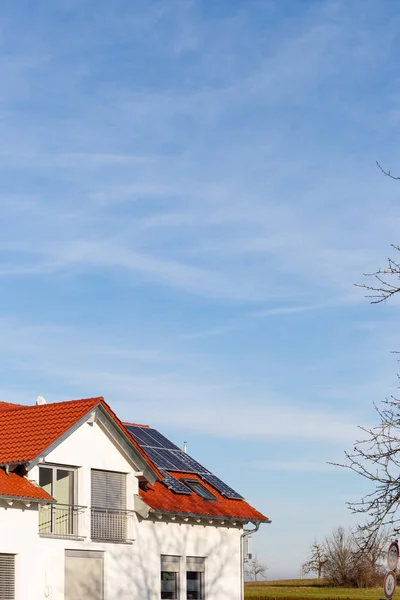 Panele słoneczne na dachu nowego budynku — Zdjęcie stockowe