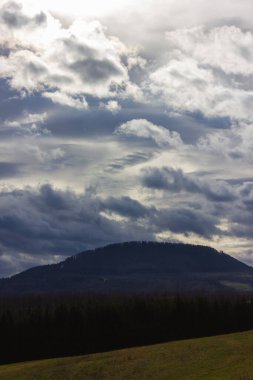 Güney Almanya kırsalında gökyüzünde bulutlar