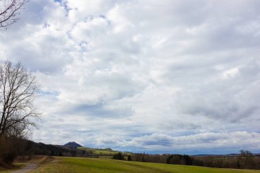 Güney Almanya kırsalında gökyüzünde bulutlar