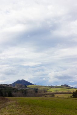 Güney Almanya kırsalında gökyüzünde bulutlar