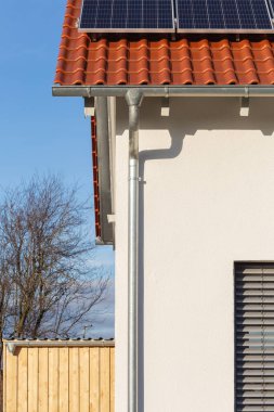 Güney Almanya 'da güneşli bir öğleden sonra yeni bir binanın çatısına kulak misafiri oldum.