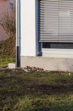 Güney Almanya 'da güneşli bir öğleden sonra, pencereli ve beyaz duvarlı yeni bina cephesi