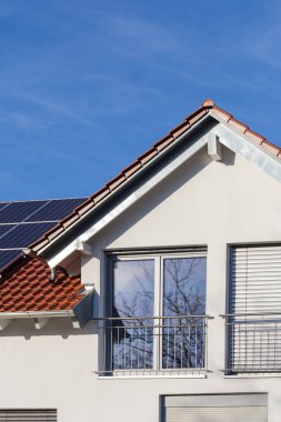 Güney Almanya 'da güneşli bir öğleden sonra, pencereli ve beyaz duvarlı yeni bina cephesi