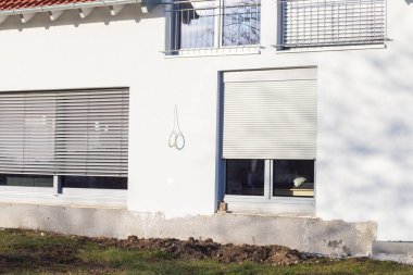 Güney Almanya 'da güneşli bir öğleden sonra, pencereli ve beyaz duvarlı yeni bina cephesi