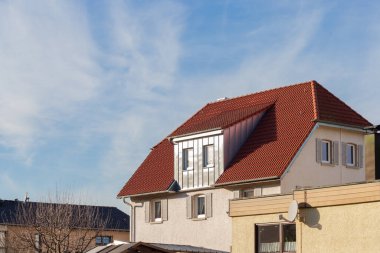 Güney Almanya 'da pencereleri olan kırmızı çatı güneşli öğleden sonra