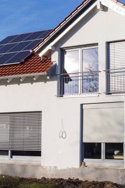 Güney Almanya 'da güneşli bir öğleden sonra, pencereli ve beyaz duvarlı yeni bina cephesi