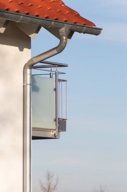 Güney Almanya 'da güneşli bir öğleden sonra yeni bir binanın çatısına kulak misafiri oldum.