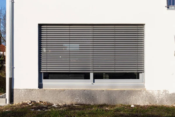 Neubaufassade Mit Fenstern Und Weißer Wand Einem Sonnigen Nachmittag Süddeutschland — Stockfoto