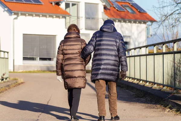 Pareja Ancianos Caminando Calle Wiht Casas Nueva Construcción —  Fotos de Stock