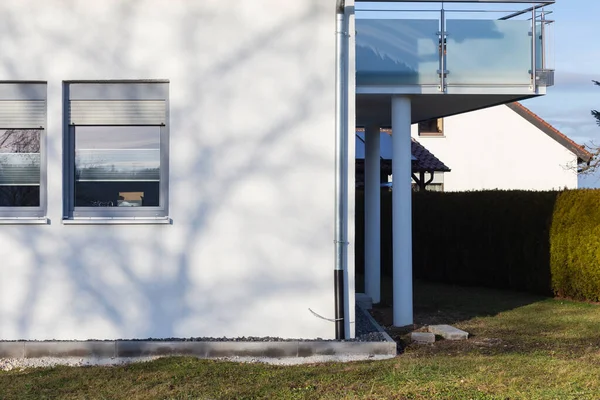 Épület Homlokzat Ablakokkal Fehér Fallal Egy Napos Délutánon Dél Németországban — Stock Fotó