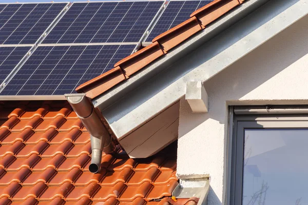 Bisbilhotice Telhado Novo Edifício Sul Alemanha Tarde Ensolarada — Fotografia de Stock