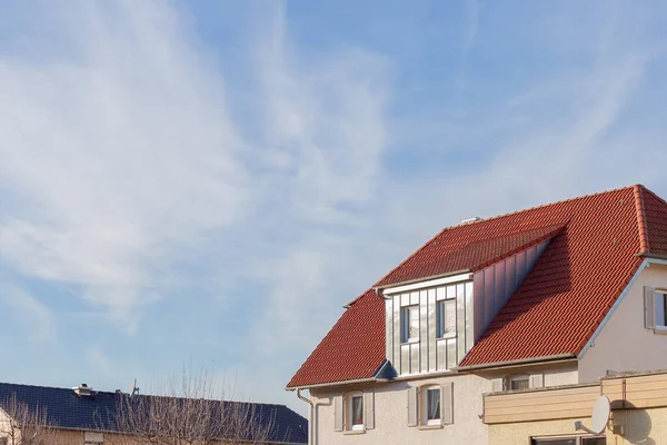 Rotes Dach Mit Fenstern Süddeutschland Sonniger Nachmittag — Stockfoto